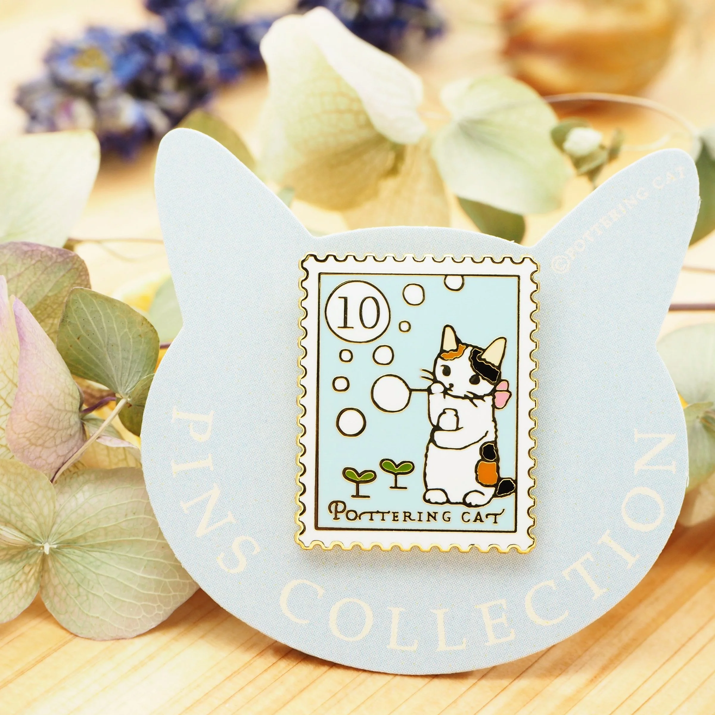 Pottering Cat / Cat Pin - Making Soap Bubbles