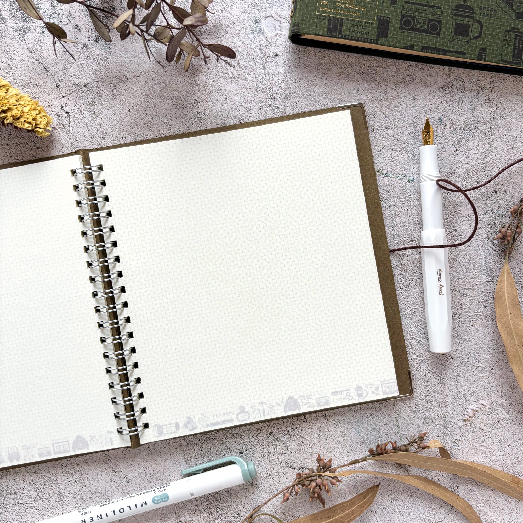 eric / Leather String-tie Notebook w/t pocket - Khaki Cover (cream paper) - Image 2