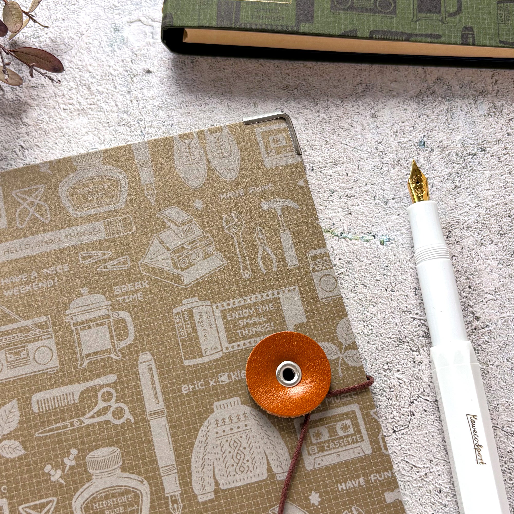 eric / Leather String-tie Notebook w/t pocket - Khaki Cover (cream paper) - Image 6