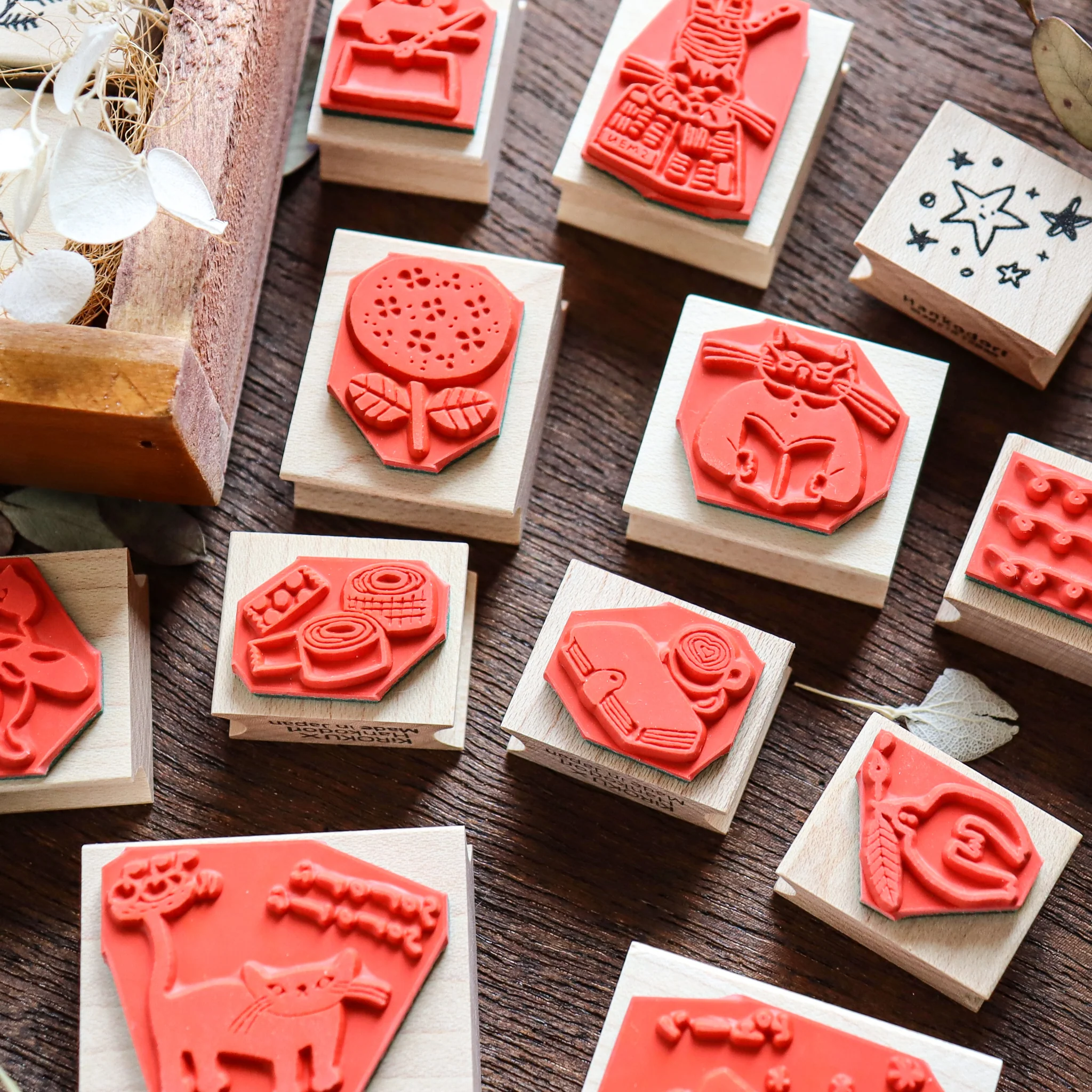 Hankodori / Rubber Stamp - Cat with Gift - Image 4